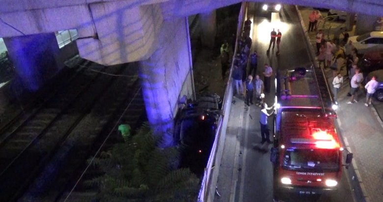 İzmir’de korkunç kaza! Üst geçitten tren raylarına uçtu