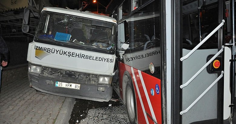 İzmir’de kamyonet duraktaki belediye otobüslerine çarptı