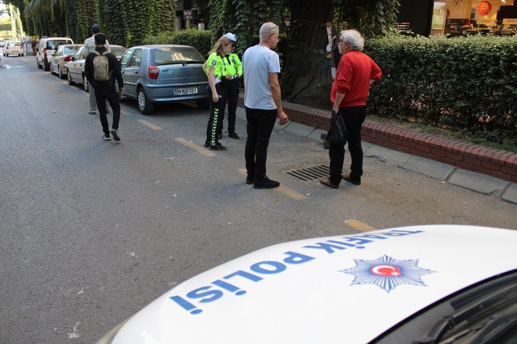 Aydın’da duyarlı kadın trafikçiler yol kenarında mahsur kalan ayağı kırık kediyi kurtardı
