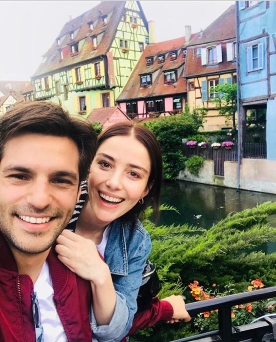 Serkan Çayoğlu’ndan sevgilisi Özge Gürel’e romantik doğum günü kutlaması!