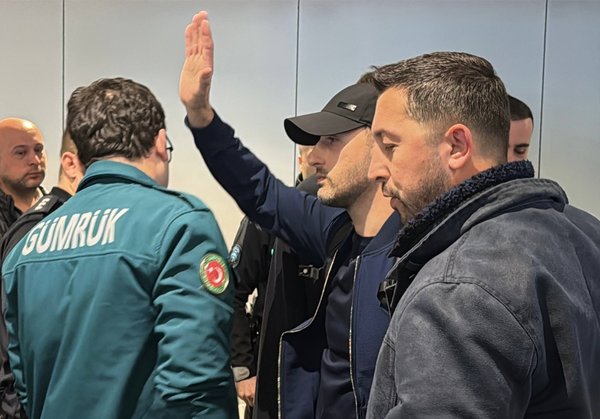 fenerbahce-taraftari-onu-cok-sevdi-domenico-tedesco-istanbuldan-ayrildi-1777625372224.jpg