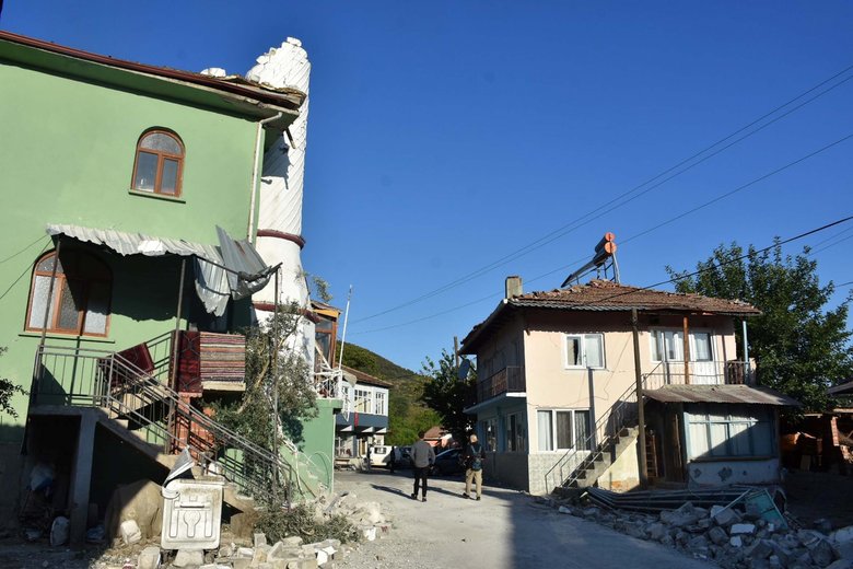 Balıkesir’deki depremde yaşanan panik anları kamerada