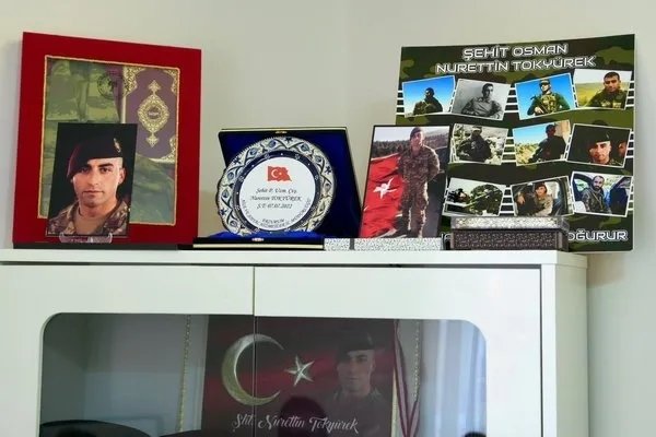 Bakan Yerlikaya şehit Nurettin Tokyürek’in ailesini ziyaret etti: Başkan Erdoğan’ın yazdığı mektubu okudu