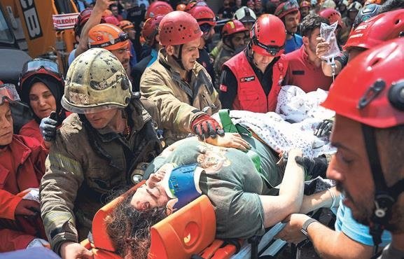 Üç katlı bina çöktü: 1 ölü, 8 yaralı
