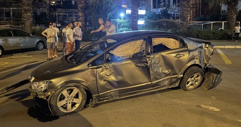 İzmir’de bariyerlere çarpan araç takla atarak otoparka düştü