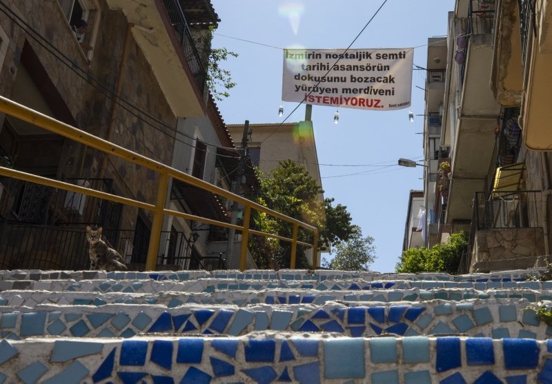 Tarihi Asansör sokağına yapılacak yürüyen merdivene mahalleliden pankartlı tepki