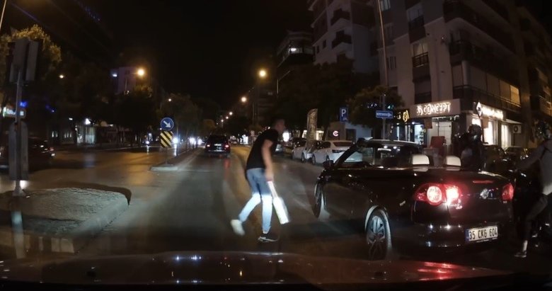 İzmir’de trafikte döner bıçaklı kavga! Dehşet anları kamerada