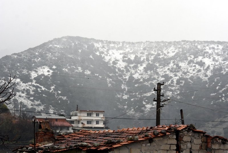 İzmir’in dağları karla kaplandı! Rüzgar zor anlar yaşattı