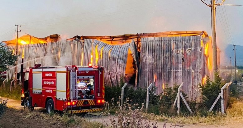 Manisa’daki yangın korkuttu! 220 ton saman yandı