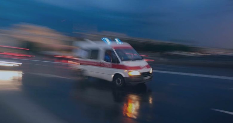 Minibüsle otomobil çarpıştı: 16 kişi yaralandı