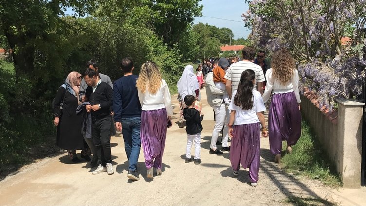 Çanakkale’de ilginç gelenek! Aşıklar Sokağı’nda kısmetlerini aradılar