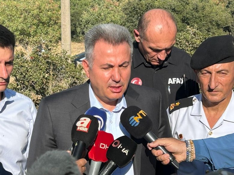 İzmir’de Çeşme ve Urla’da orman yangını: 120 ev tahliye edildi