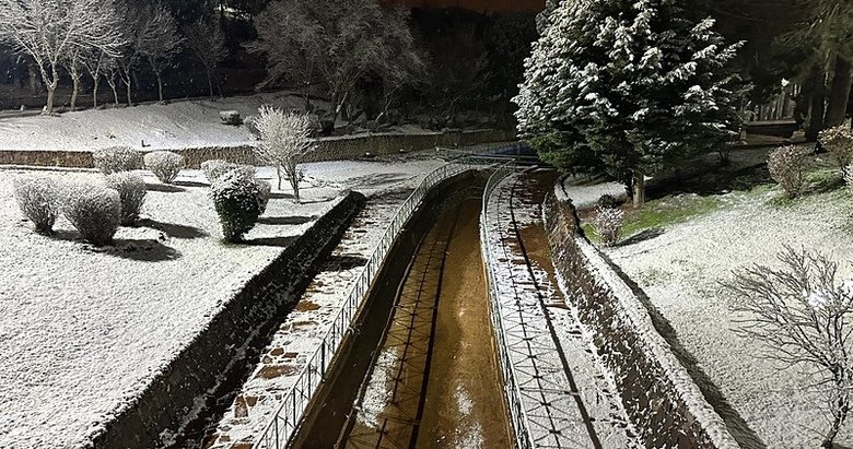 Uşak’ta mevsimin ilk karı yağdı