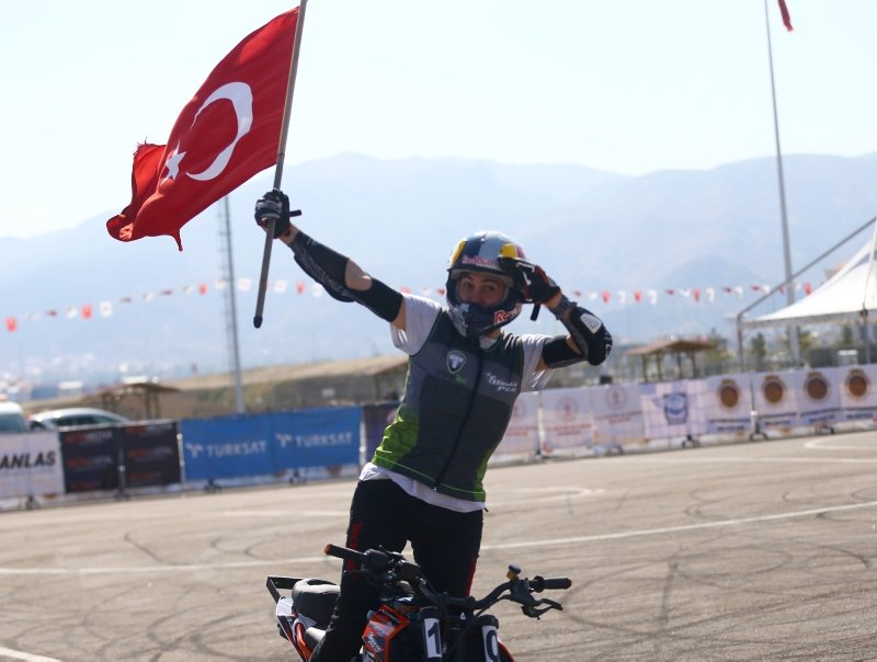 Motosiklette Avrupa Akrobasi Şampiyonası’nda Mehmetçiğe destek
