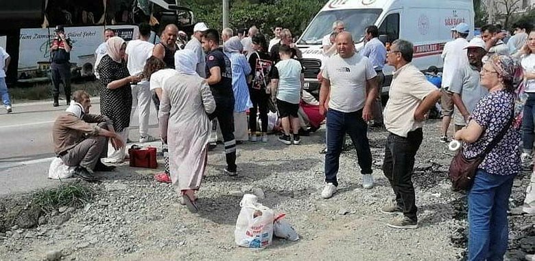 Köpeğe çarpmamak için otobüs kontrolden çıktı