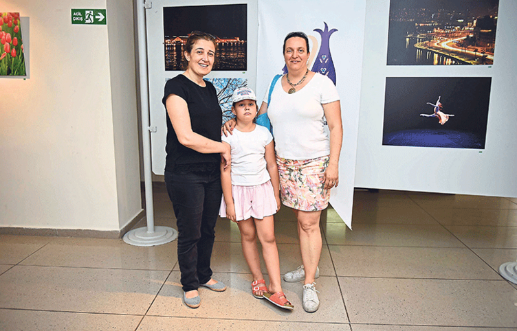 Çocuk vakfı yararına fotoğraf sergisi açtılar