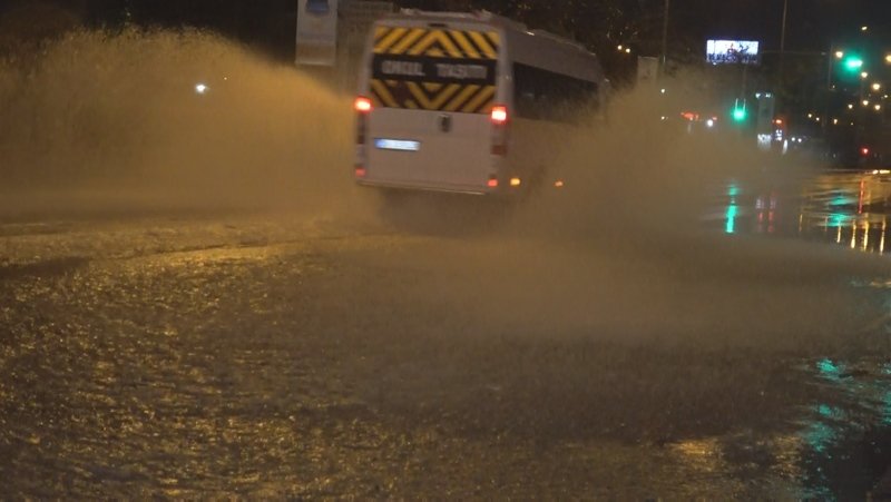 İzmir’i sağanak ve fırtına vurdu: Caddeler göle döndü