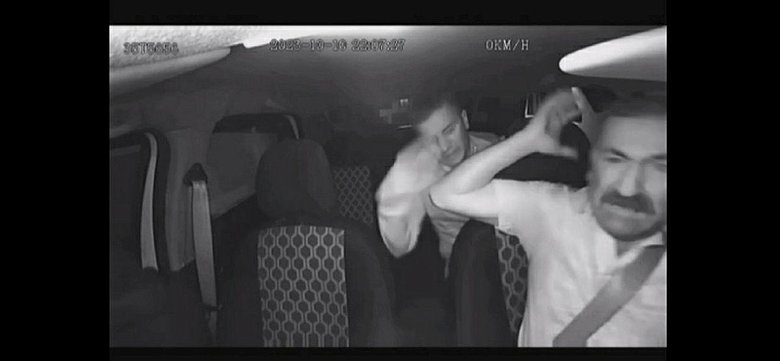 İzmir’de taksici dehşeti yaşadı! Kaldırım taşıyla gasp girişimi kamerada