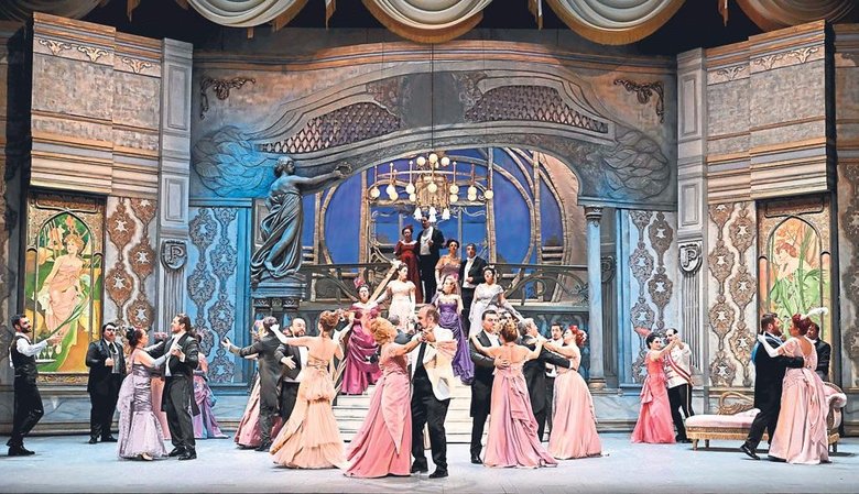 Opera sahnesinde bir şen dul var