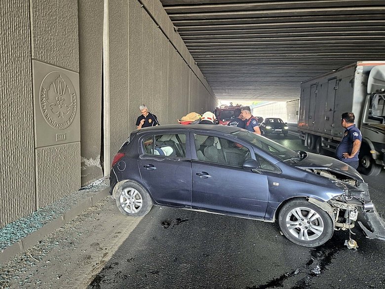 Manisa’da lastiği patlayan otomobil tünel duvarına çarptı!