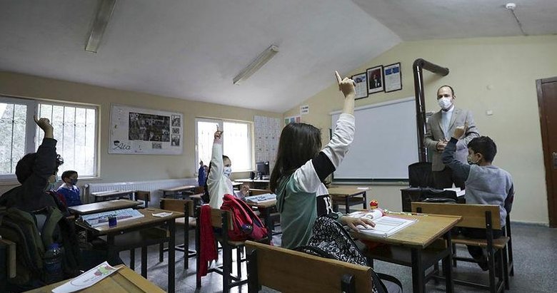 İzmir’de yüz yüze eğitim yeniden başladı! Teneffüste sosyal mesafeli oyun