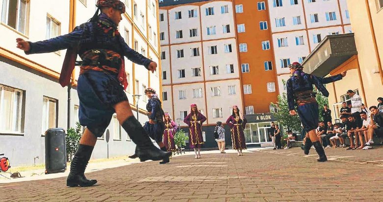 Aydın’da kampüs kapıları zeybekle açıldı