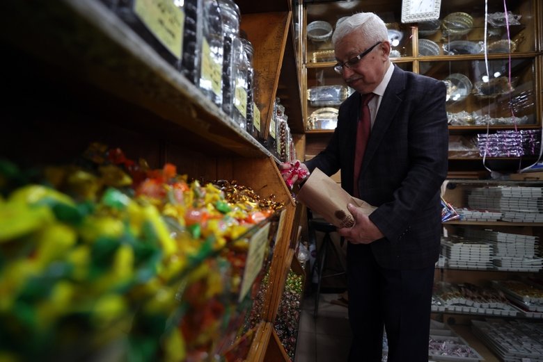 Balıkesirli Şekerci Orhan 9 metrekarelik dükkanında yarım asrı devirdi