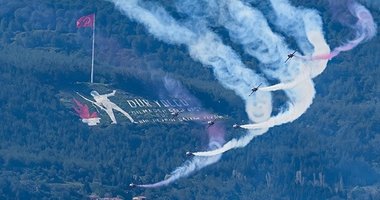Çanakkale semalarında nefes kesen şov! Türk Yıldızları büyüledi