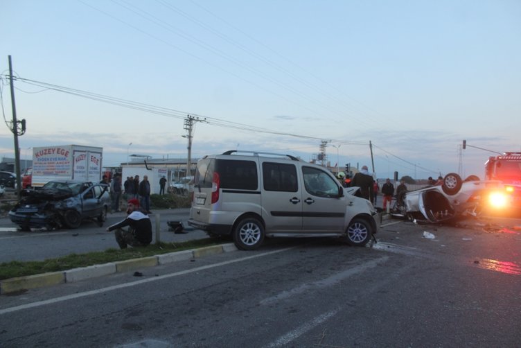 Ayvalık’ta 3 aracın karıştığı kazada 8 kişi yaralandı