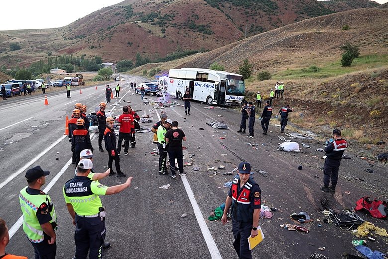 Ağrı- İzmir yolcu otobüsü devrildi: Çok sayıda ölü ve yaralı var