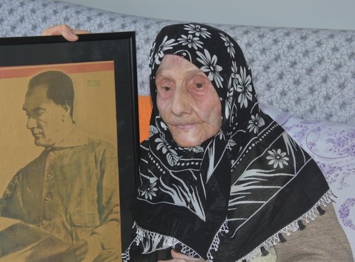 Atiye Teyze Atatürk’ün vefat haberini aldıkları anı gözyaşları ile anlattı