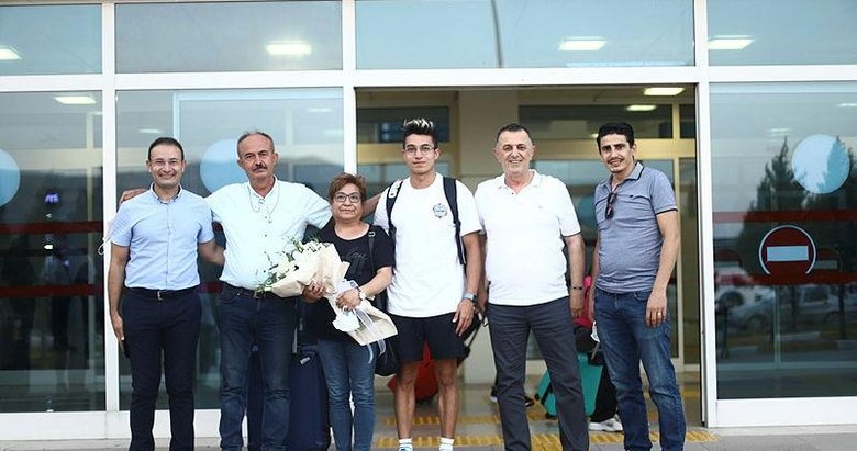 Denizlili milli yüzücü Baturalp, havaalanında çiçeklerle karşılandı