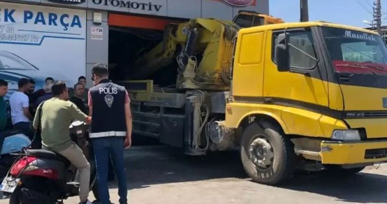 Aydın’da freni boşalan vinç iş yerine daldı