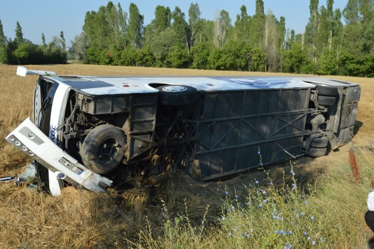 Afyonkarahisar Çay’da feci kaza! Yolcu otobüsü devrildi .