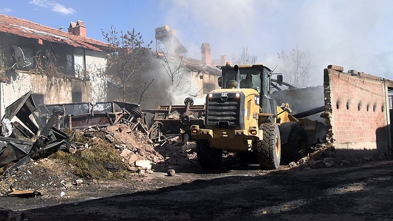 Kütahya’da otomobil patladı, 3 ev kül oldu