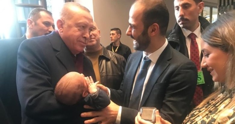 Başkan Erdoğan Mahir bebeğe altın taktı