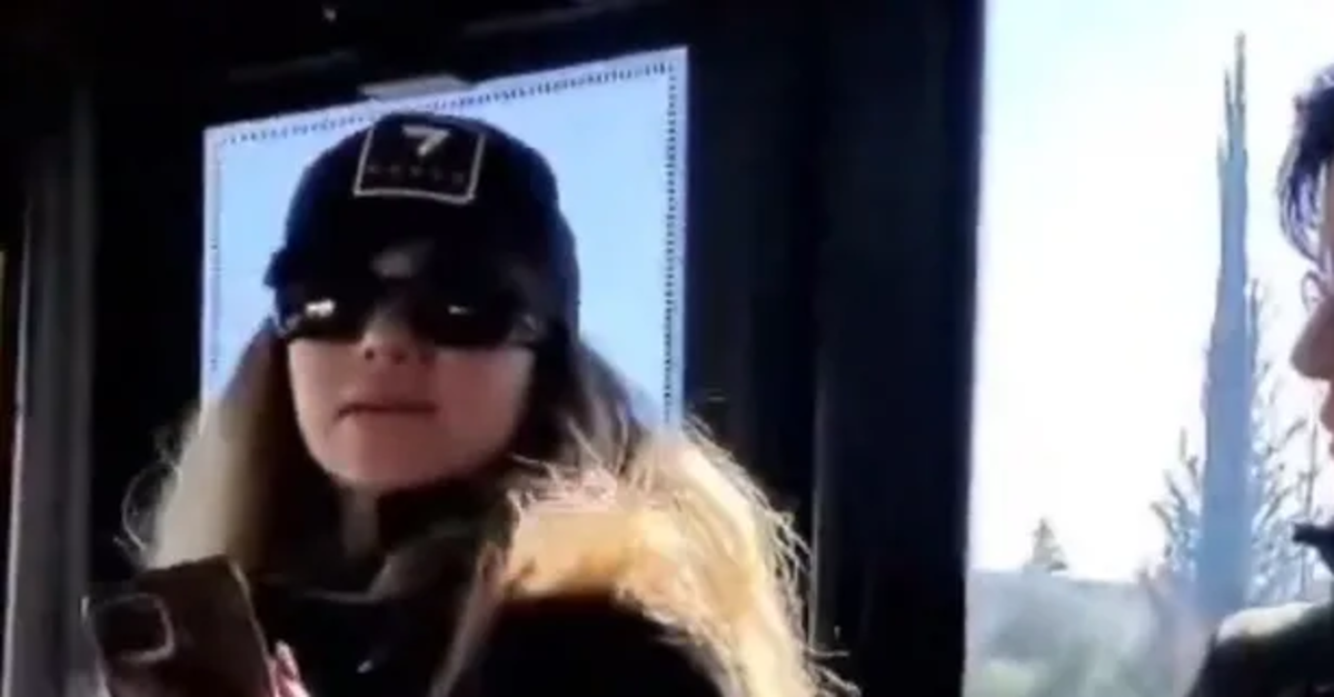 Sosyal medya bu skandalı konuşuyor! Köpeğiyle otobüse bindi, başörtülü kadına tehditler savurdu