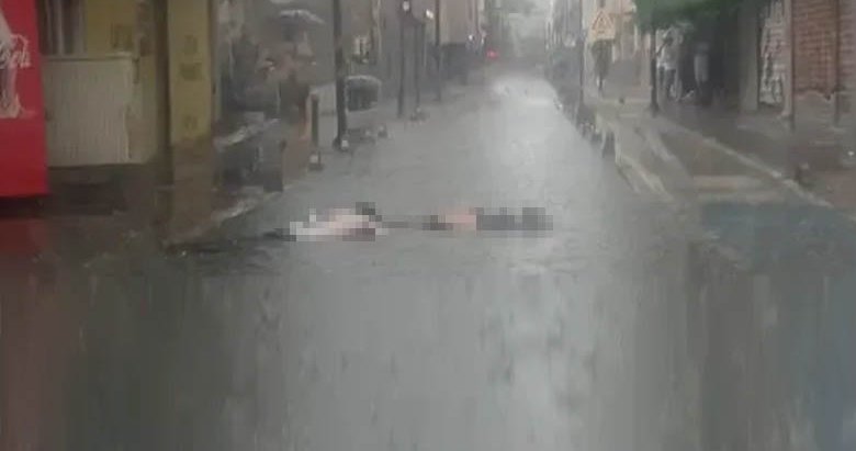 İzmir’de yağmur can aldı! Elektrik akımına kapıldılar