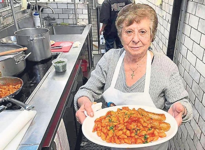 Bu mutfakta her gün bir büyükanne yemek pişiriyor