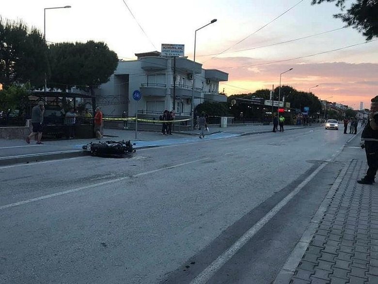 Kaza yerinde duran kalbini çalıştırdılar ama... Motor sürücüsü önce kaldırıma sonra kenarda bekleyen yayaya çarptı