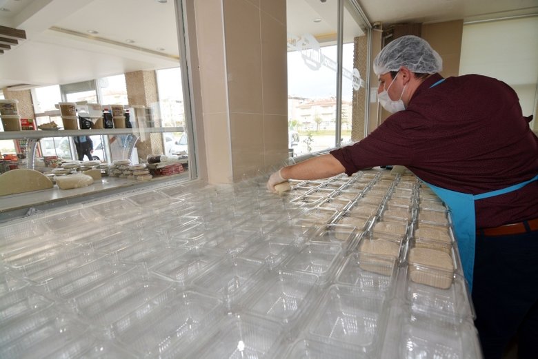 Bu helva diğerlerinden farklı ’çöven bitkisiyle yapılıyor’