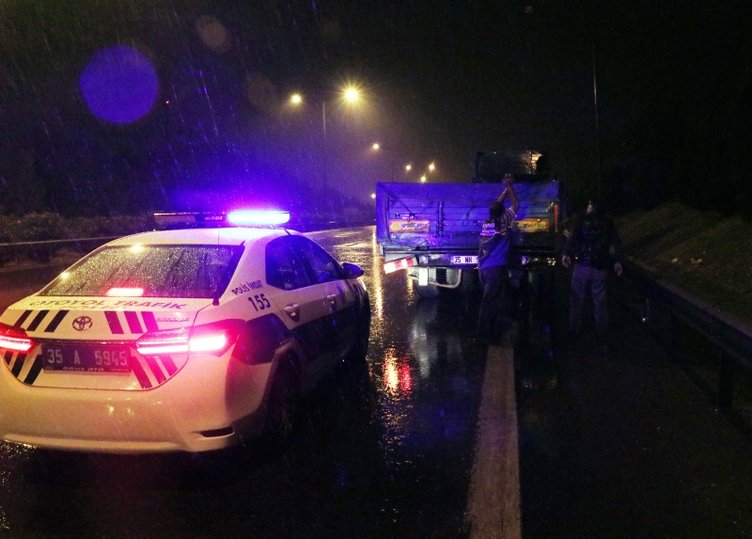 İzmir’de feci kaza! TIR’a arkadan çarpan minibüsün sürücüsü yaralandı