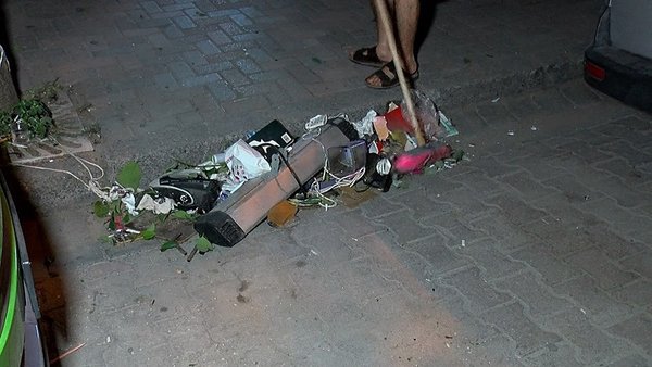 Telefonunu bulamayınca sinir krizi geçirdi: Eline geçeni camdan aşağı attı!