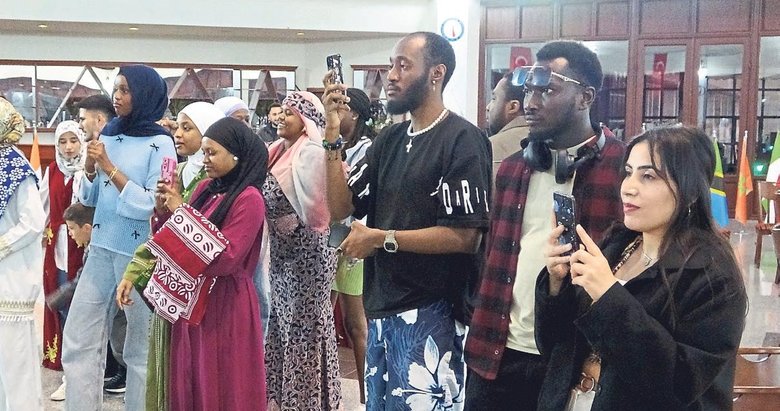 Üniversitede Afrika gecesi