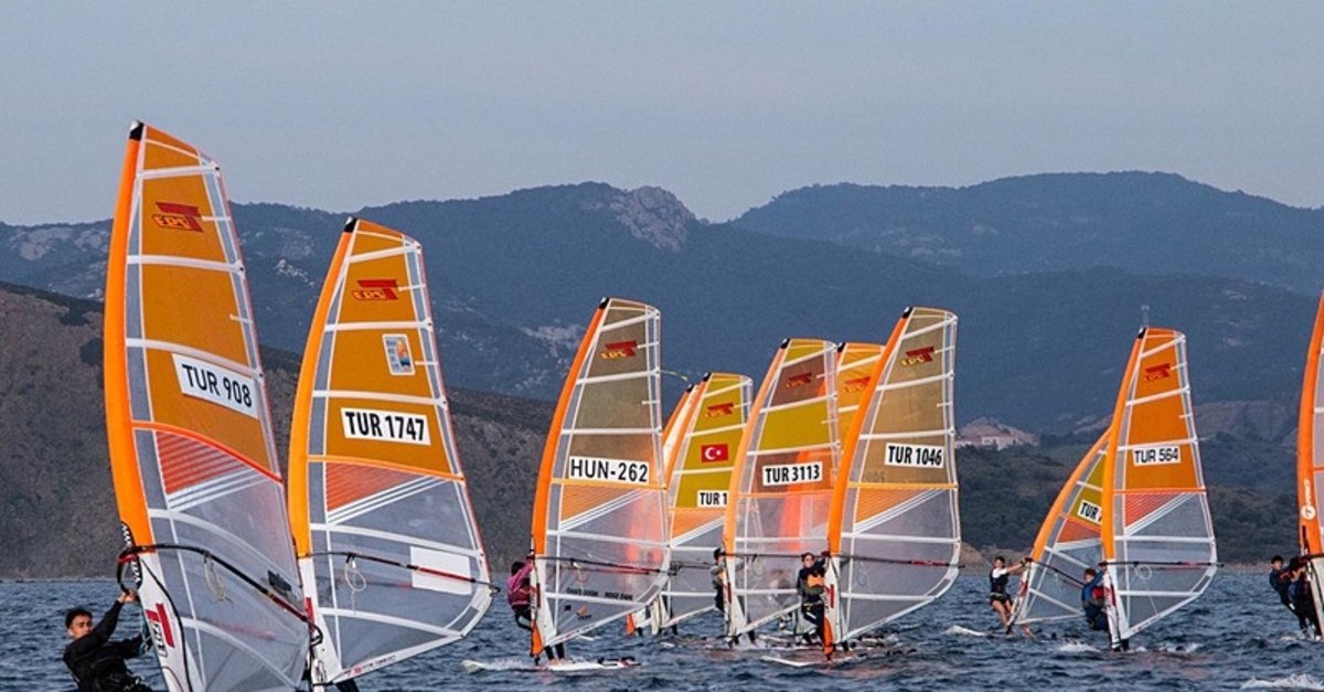 İzmir Foça'da heyecan dolu anlar! Sörf rüzgarı milli forma için esti