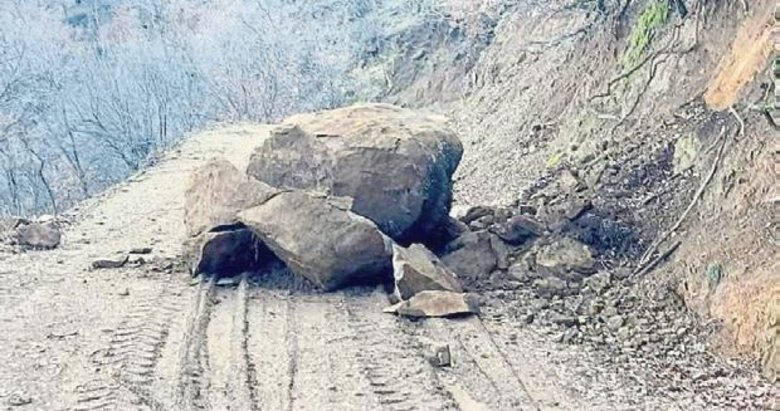 Dağdan kopan dev kaya parçası yola düştü