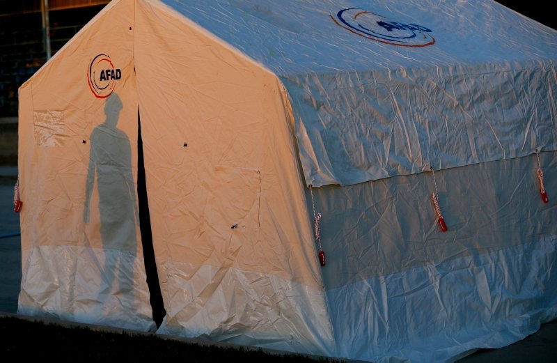 Denizli’deki depremden evleri zarar gören vatandaşlar çadırlara yerleşmeye başladı