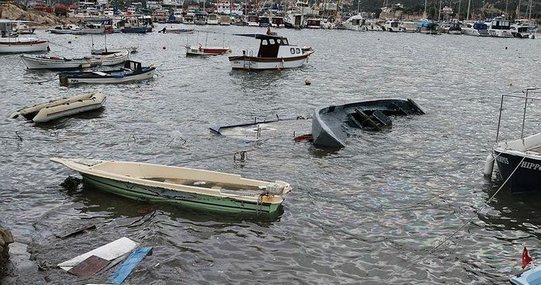 Foça’da fırtına nedeniyle tekneler battı