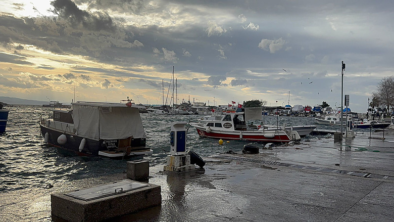 Balıkesir’de deniz karayla birleşti! İşte lodosun etkili olacağı bölgeler