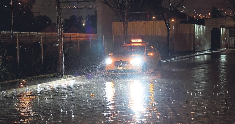 Sağanak ve fırtına Ege’yi terk etmiyor